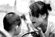 　張麗梅的發(fā)音吐字并不清晰。但她每次教兒子練習(xí)，都力求做到“聲情并茂”。