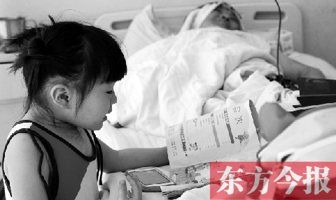 　昨天上午，鄭州市骨科醫(yī)院病房?jī)?nèi)，李剛躺在病床上，女兒嘟嘟在安靜地看書(shū)