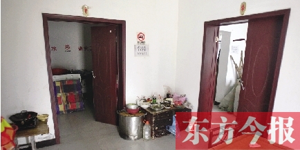 男廁洗漱池前，堆放著大量家電、家具等生活用品