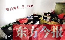 廁所進(jìn)門中廳，擺放著灶臺(tái)、餐桌、床鋪等，乍一看像個(gè)客廳