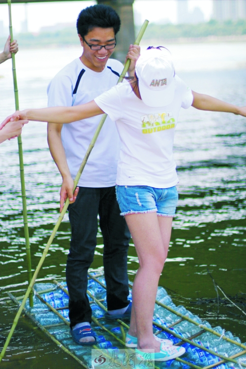 洛陽大學(xué)生用礦泉水瓶做“舟”游洛河 洛陽大學(xué)生用礦泉水瓶做“舟”游洛河