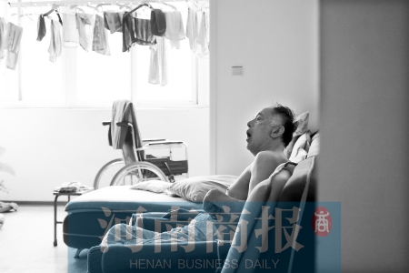 金老先生因偏癱生活不能自理，鄰居說，平時(shí)經(jīng)常看到護(hù)工和老人的弟弟前來照顧 實(shí)習(xí)生 唐韜/攝