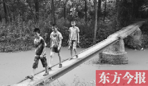 這座寬僅0.4米的危橋，承擔(dān)著1000多人的出行