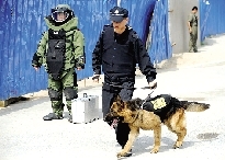 排爆專家、警犬在現(xiàn)場待命。