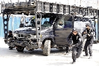 特警的突擊車到達(dá)現(xiàn)場。