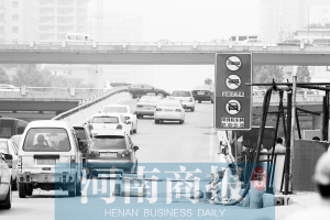 紫荊山立交橋上橋口，已經(jīng)有非綠標(biāo)車禁止通行的標(biāo)志 王春勝/攝