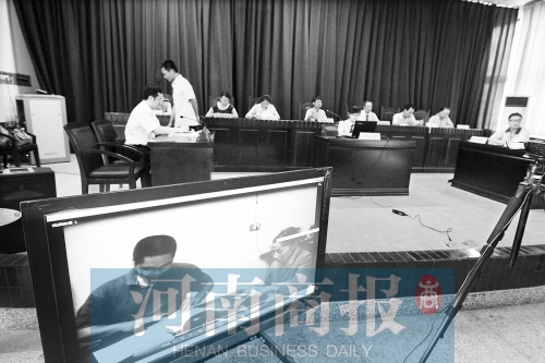 庭審現(xiàn)場(chǎng)播放老人簽訂遺囑的視頻資料河南商報(bào)記者 鄧萬(wàn)里/攝