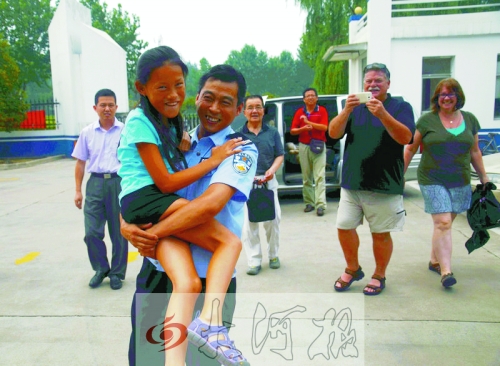 黨心松一行人剛下車，楊衛(wèi)軍就一把抱起了她，流露出幸福的笑容，不遠(yuǎn)處史蒂夫拍照銘記這一刻。
