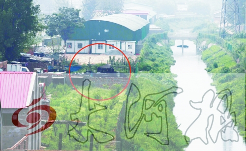 　彩虹橋西南側(cè)有一個(gè)大型地溝油加工窩點(diǎn)，廢水流入旁邊的排水渠。