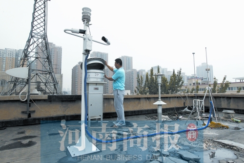 鄭州灰霾監(jiān)測站正在調(diào)試，預(yù)計9月將正式投入使用 記者 鄧萬里/攝