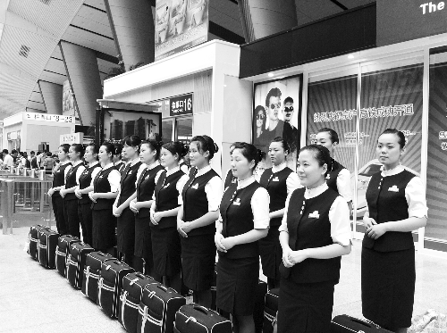 本想著上了學(xué)能安排到高鐵或地鐵單位當(dāng)乘務(wù)員，結(jié)果只是去做安保服務(wù)，許多學(xué)生稱上當(dāng)了