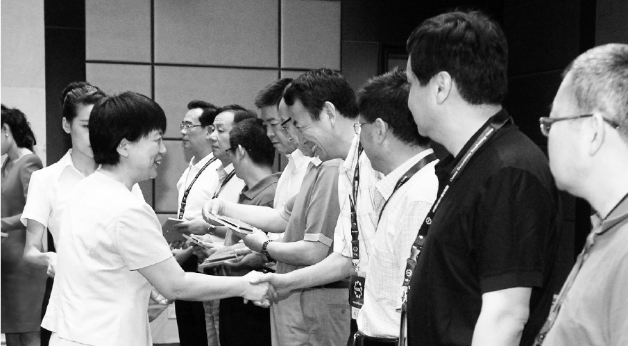 河南省委常委、宣傳部長(zhǎng)趙素萍給中國(guó)紀(jì)錄片播出聯(lián)盟理事臺(tái)發(fā)放牌匾