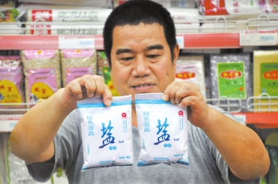 在漯河一家超市，市民選購的“高價鹽” 記者仵樹大攝