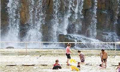 能玩水的地方，人一定多。