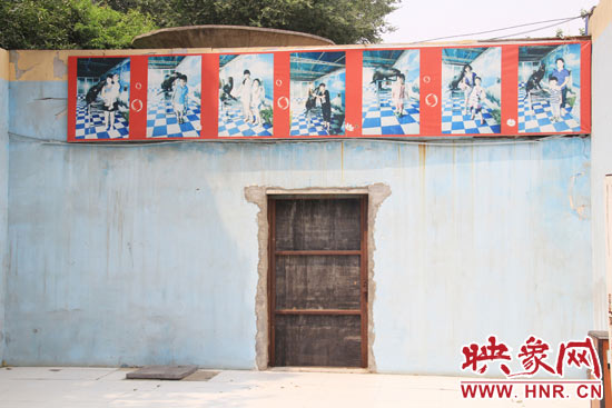 在鄭州市動物園內的海獅館內，隨處可見游客與動物合影的宣傳畫。