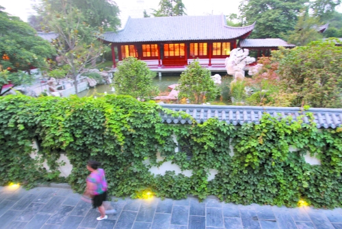 夢溪園燈火通明，游客卻只能在外面散步。