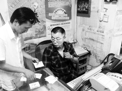 站點(diǎn)中出大獎(jiǎng)后前來(lái)購(gòu)彩的人絡(luò)繹不絕 站點(diǎn)中出大獎(jiǎng)后前來(lái)購(gòu)彩的人絡(luò)繹不絕