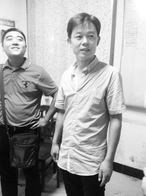 01098站站長(zhǎng)在與彩民分享喜悅 01098站站長(zhǎng)在與彩民分享喜悅