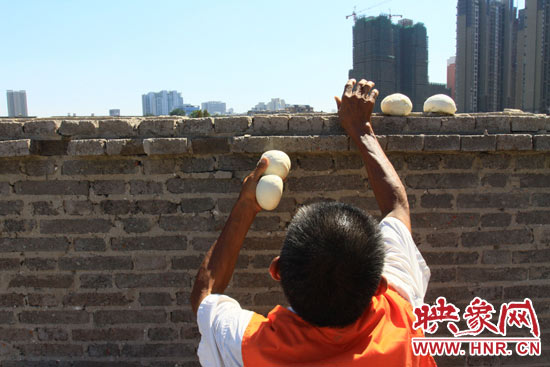 圖為老王在取曬干的饅頭。