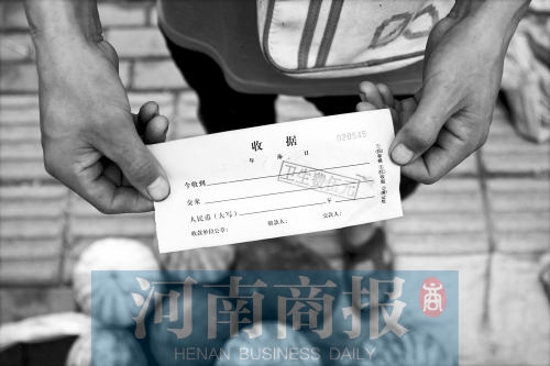 百花路附近的瓜農(nóng)宋師傅交完衛(wèi)生費(fèi)后收到一張收據(jù)，但沒有收款單位