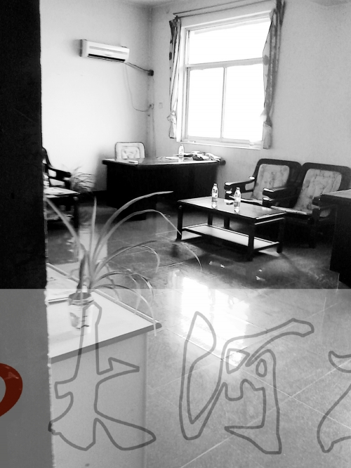 上班時(shí)間，這間辦公室內(nèi)卻空無一人。