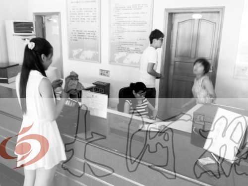 鄭州市人才交流服務(wù)中心二樓大廳，剛畢業(yè)大學(xué)生咨詢政策，工作人員卻在若無其事地玩手機(jī)。