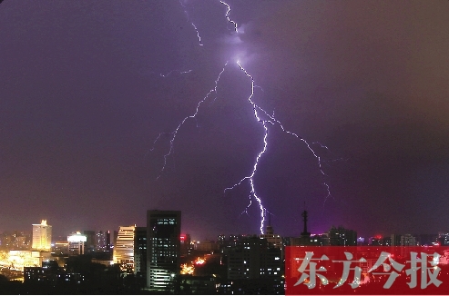 鄭州再次狂風(fēng)暴雨 瞬時(shí)雨量逼近50毫米 鄭州再次狂風(fēng)暴雨 瞬時(shí)雨量逼近50毫米