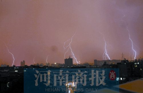 昨天21:30左右，雷電頻頻“光顧”鄭州市區(qū)