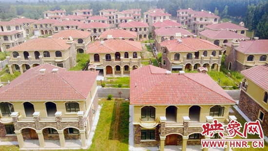 這里的別墅共計(jì)30多棟，有兩層的，也有三層的，主體、裝修都已經(jīng)完工