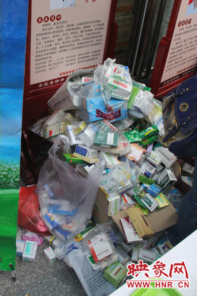 兌換點負責(zé)人表示，一整天兌換的過期藥有這樣的七八倍