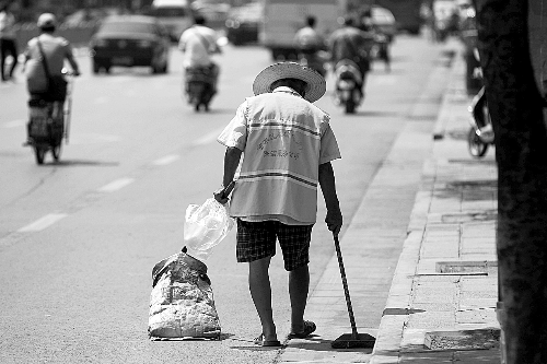 在街頭忙碌的環(huán)衛(wèi)工 本報(bào)資料圖片 在街頭忙碌的環(huán)衛(wèi)工 本報(bào)資料圖片