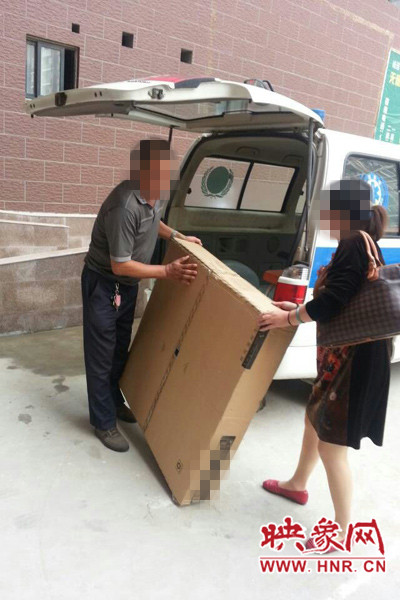 工作人員正在搬卸家具。