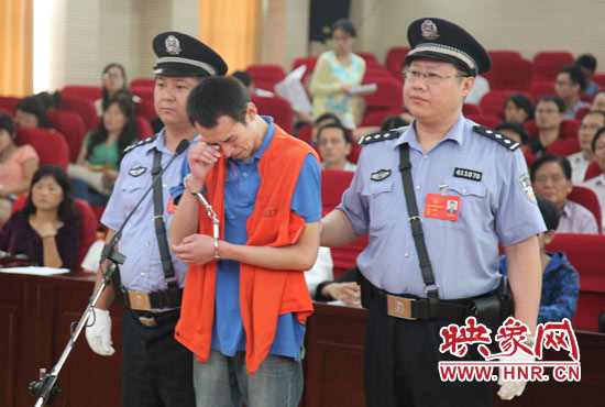 庭審現(xiàn)場，幾度流下淚水的小偉，后悔當(dāng)初太過沖動。魏海勇-攝