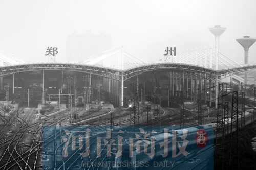 從解放路立交向南望去，火車站南側(cè)一座高樓在霧霾中若隱若現(xiàn)