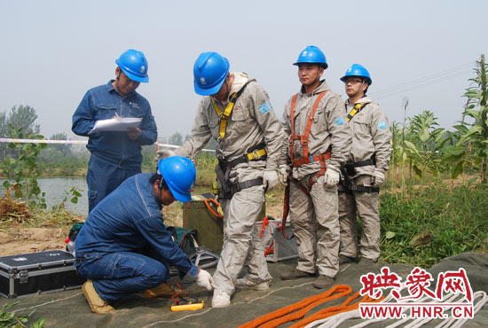 “弟兄們”每次上塔作業(yè)，樊建軍都要認(rèn)真核對檢查，不容一絲失誤出現(xiàn)。