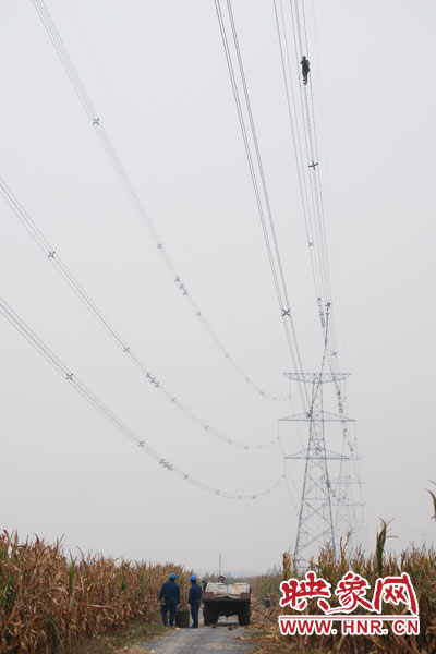 樊建軍自已笑稱，他們更像是一群“高空舞者”。