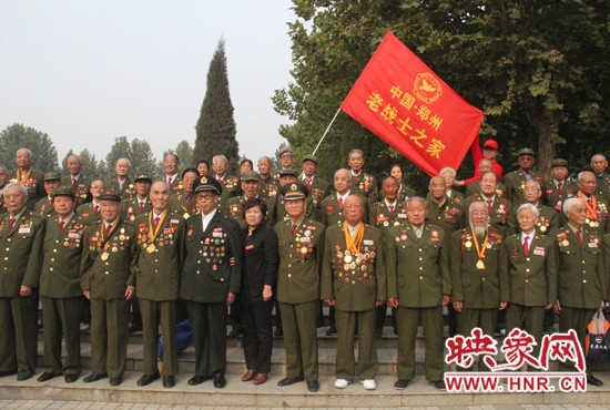 參加活動(dòng)的退休老戰(zhàn)士方陣