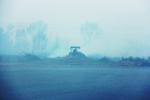 　9月底，南陽市社旗縣一處秸稈焚燒現(xiàn)場。此次督察通報，該縣被罰款9萬元。