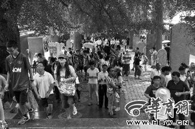 每天都有大量游客涌來(lái)，探訪他們心目中的少林