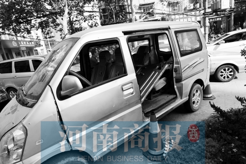 　面包車的后座上，放著被掰掉的車門