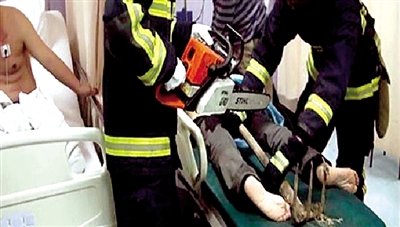 一陣痛，鐵耙柄插進(jìn)身體里