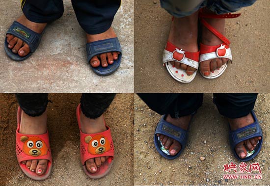 山里的溫度已經(jīng)很低了，有些孩子還是光腳穿著拖鞋。