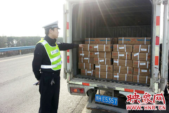 女子開(kāi)著廂貨車(chē)在高速狂奔 竟拉著一噸多爆炸物 女子開(kāi)著廂貨車(chē)在高速狂奔 竟拉著一噸多爆炸物