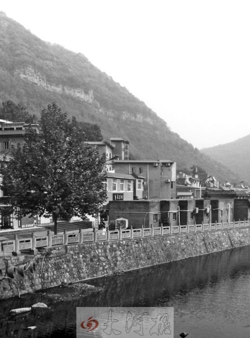 胡萬林此次涉嫌非法行醫(yī)選擇的地點,就在這座山下的農家賓館內