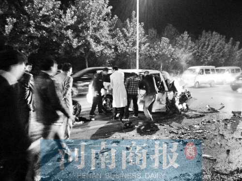 慘劇現(xiàn)場，眾人紛紛上前施救，有人拉住變形的車門，為傷者爭取救援時間