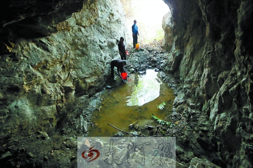 村民說以前這里的水很深，現(xiàn)在也就剩這么一點(diǎn)兒了。