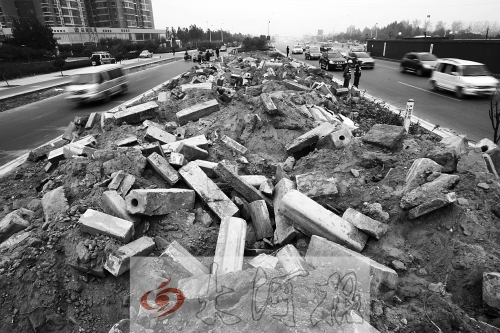 中州大道部分路段，綠化帶成了垃圾場(chǎng)。