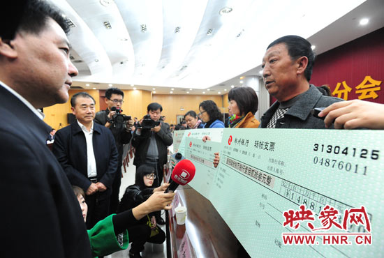 最高人民法院執(zhí)行局局長(zhǎng)劉貴祥、河南省高級(jí)人民法院院長(zhǎng)張立勇親手為申請(qǐng)執(zhí)行人員發(fā)放執(zhí)行款