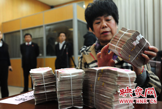 當(dāng)天共發(fā)放執(zhí)行款4110萬(wàn)元。其中，支票4018萬(wàn)元，現(xiàn)金92萬(wàn)元。