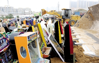 昨日16時，在鄭州市公安局治安支隊(duì)院內(nèi)，省會警方集中銷毀了“雷霆”行動中查獲的賭博機(jī)等涉賭物品